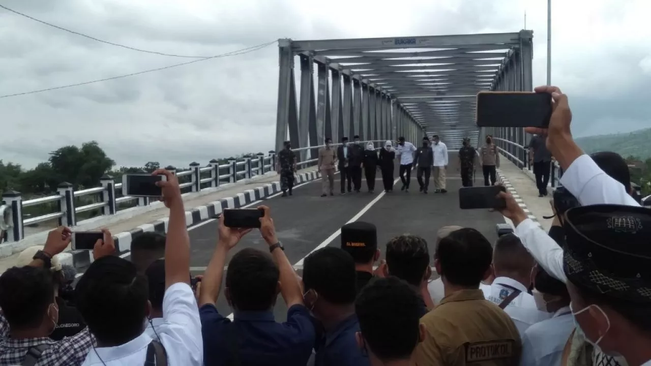Pacu Roda Ekonomi, Khofifah Resmikan Jembatan Bojonegoro-Tuban