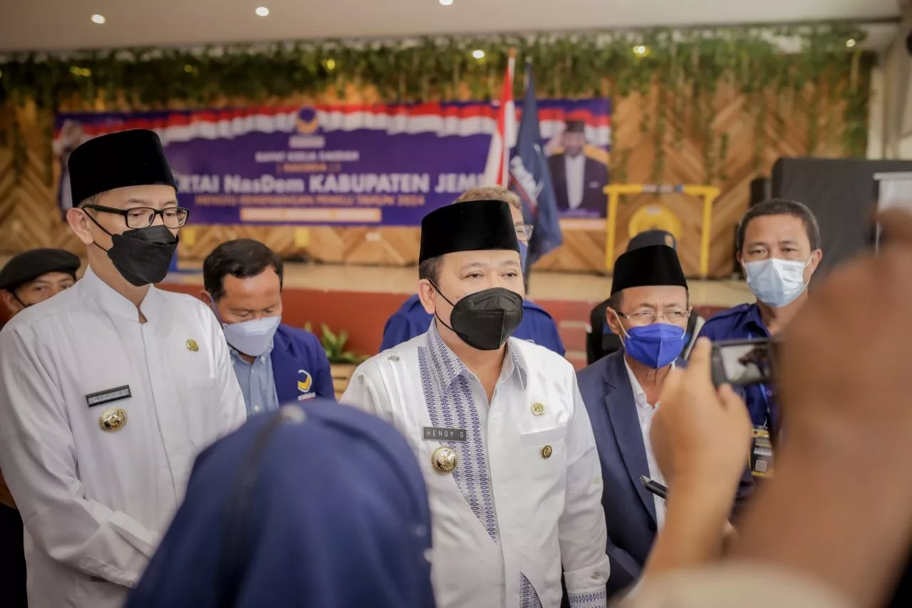 Bupati Hendy Pukulan Gong, Buka Rakerda DPD Nasdem Kabupaten Jember