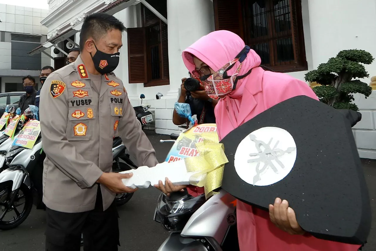 Kapolretabes Surabaya Berikan Motor pada Para Pemenang Doorprize