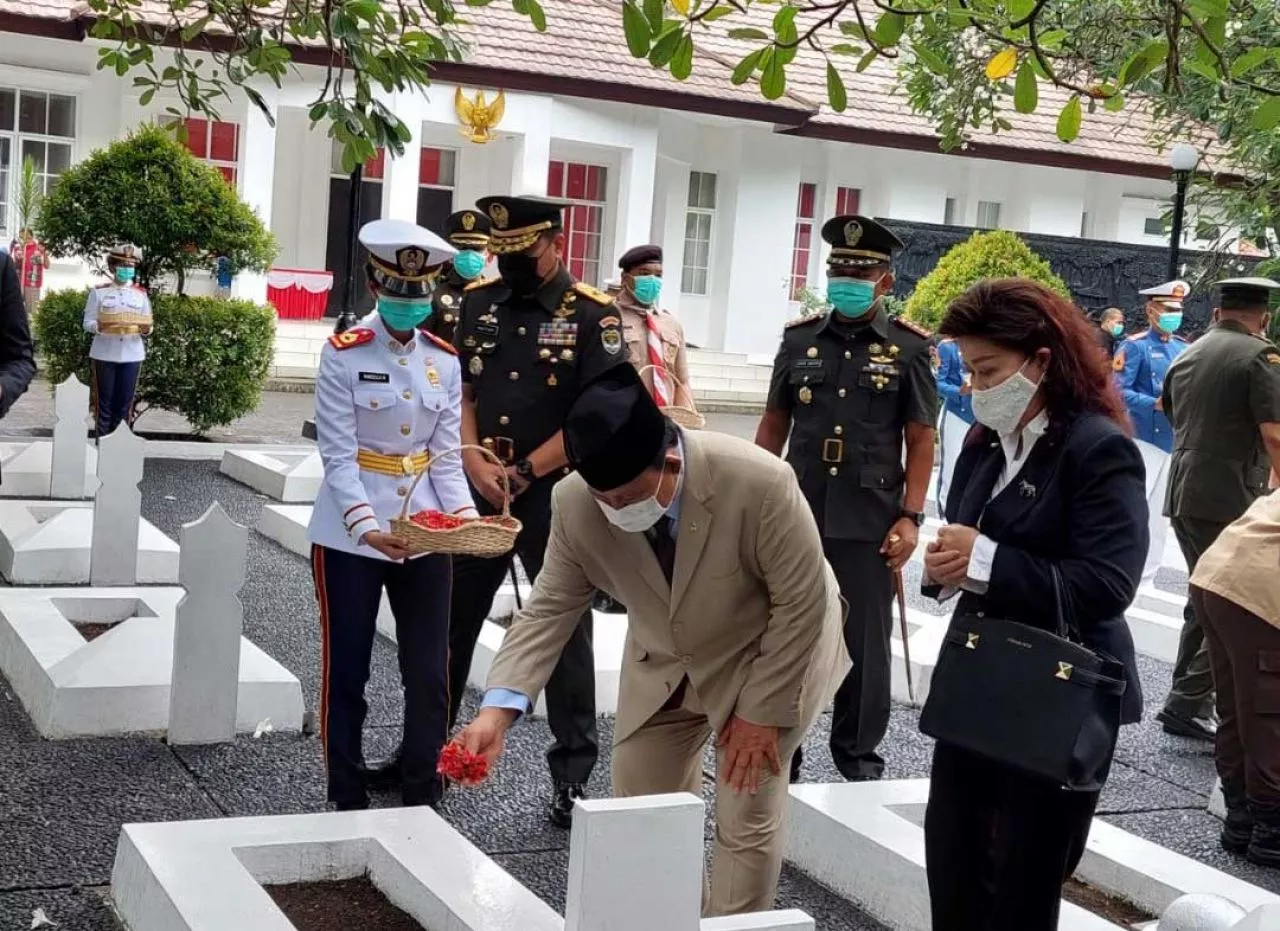 Mengenang Peristiwa Lengkong, Menhan Tabur Bunga di TMP Taruna Tangerang