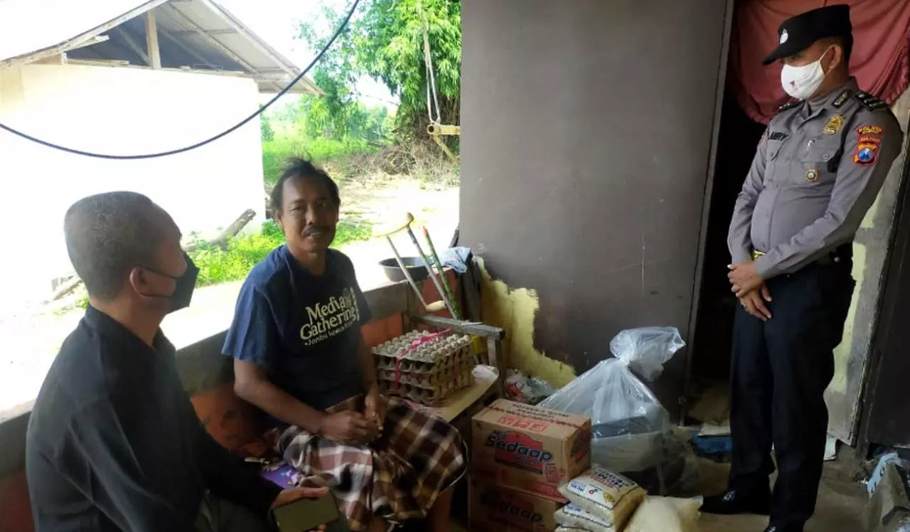 Humas dan Sat Binmas Polres Sampang Kunjungi Wartawan yang Sedang Sakit