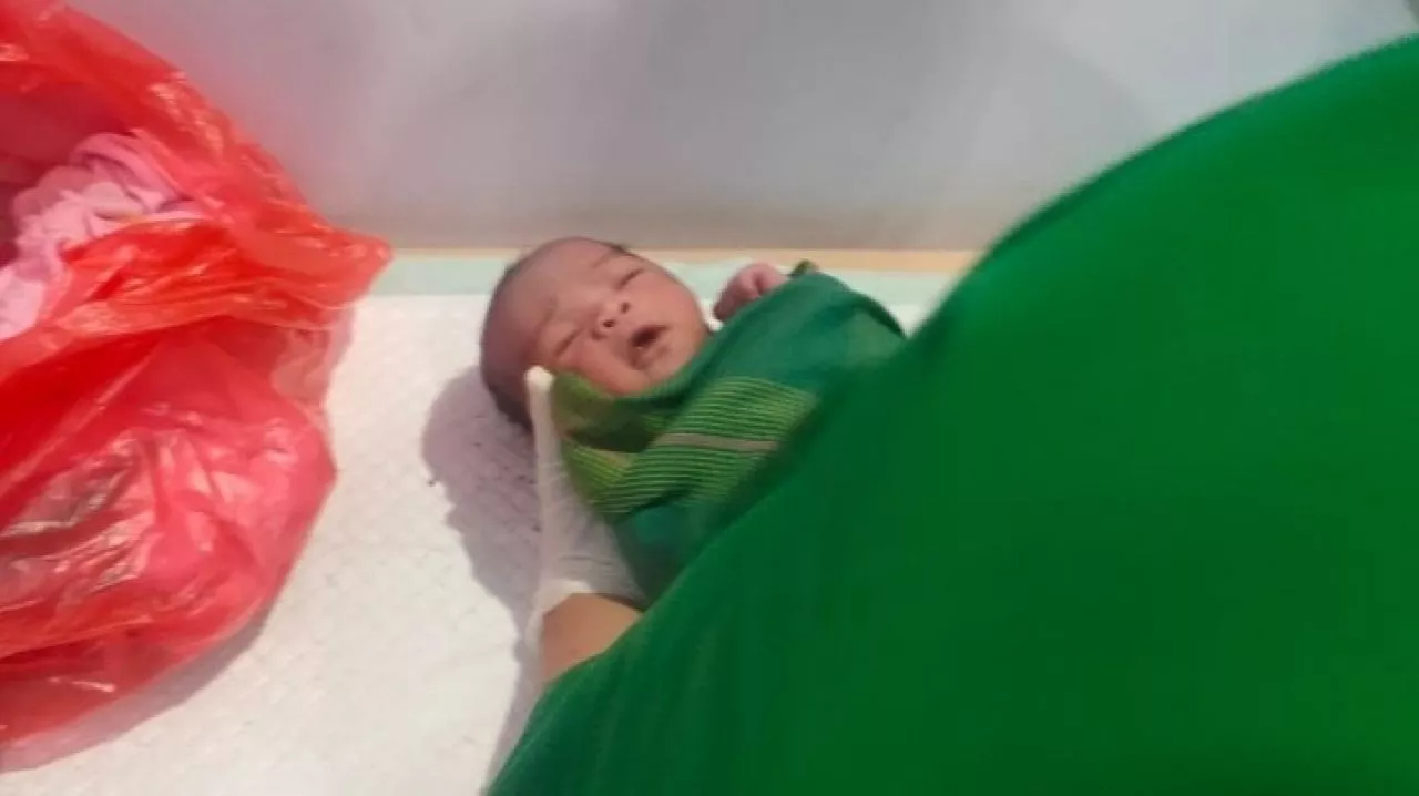 Warga Sidotopo Geger! Ditemukan Bayi Berusia 2 Jam dalam Tas Kresek