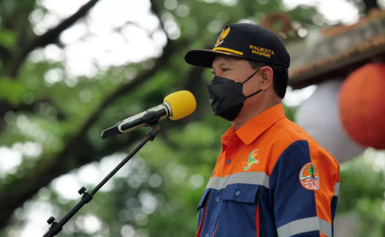 Peringati HPSN, Wali Kota Madiun Serahkan BPJS Bagi Penarik Gerobak Sampah