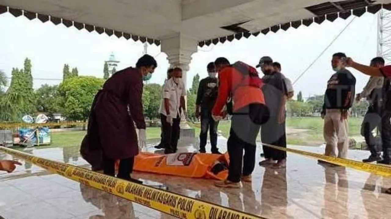 Diduga Sakit Jantung, Pemulung Tewas di Alun-alun Kota Ponorogo