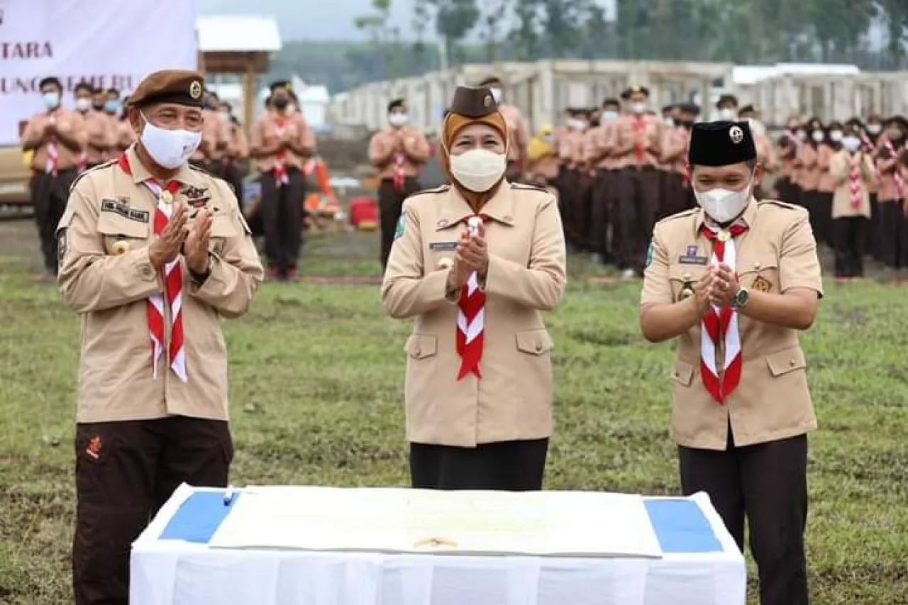 Resmikan 50 Huntara Korban Semeru, Khofifah Puji Gotong Royong Pramuka