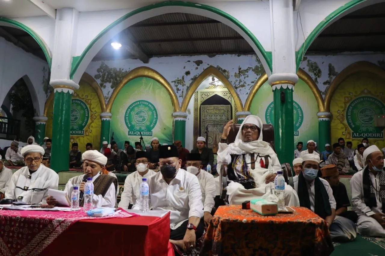 Ketua DPD RI Hadiri Dzikir Manaqib di Ponpes Al-Qodiri Jember