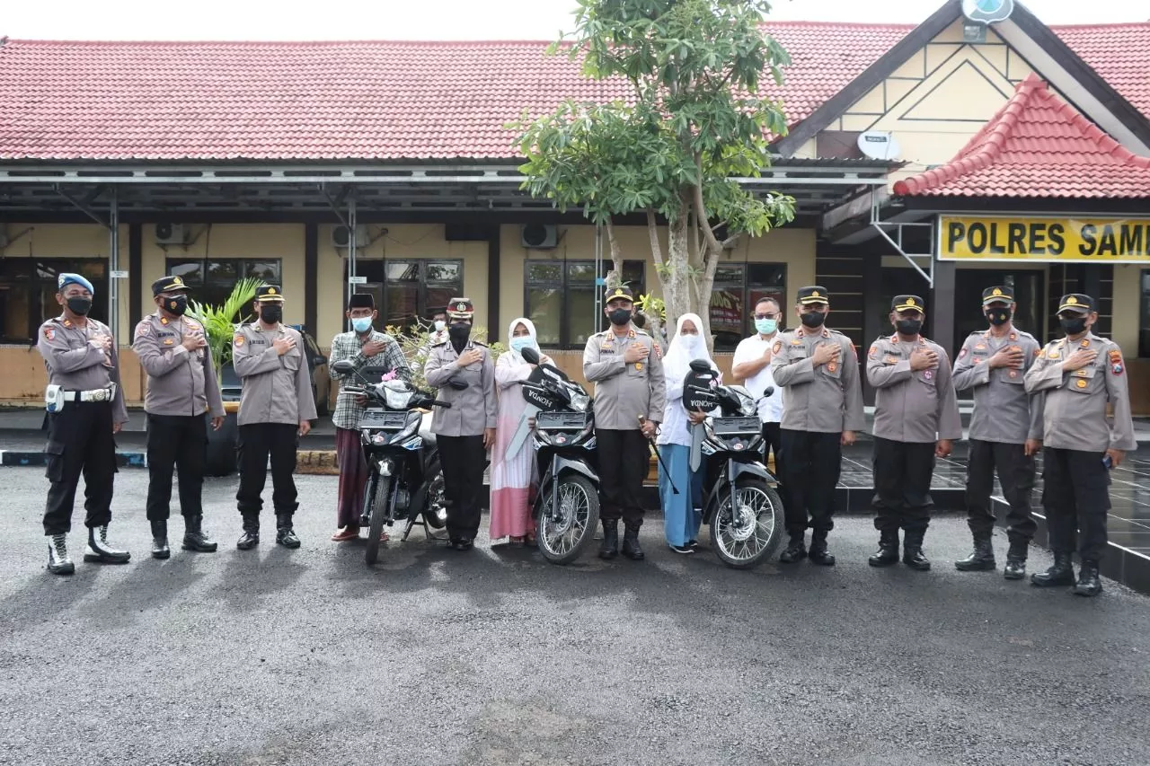 Doorprize Vaksinasi Serentak, Kapolres Sampang Serahkan 3 Motor