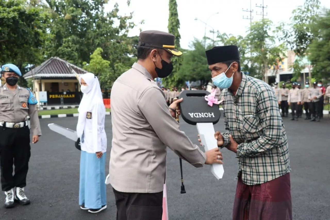 3 Pemenang Doorprize Vaksinasi Dapat Hadiah dari Kapolres Sampang