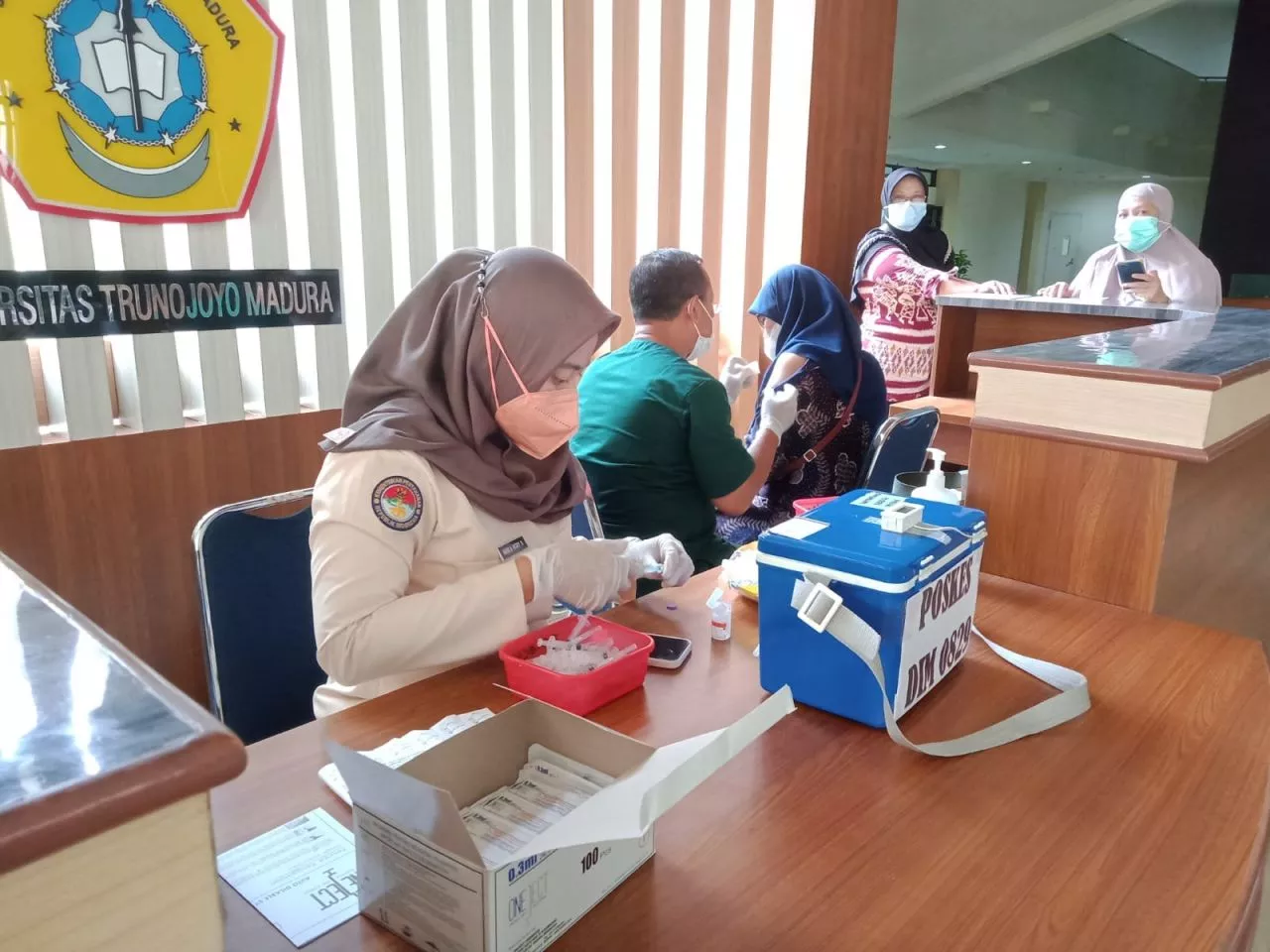 Dibantu Tim Vaksinator Kodim 0829, UTM Gelar Vaksinasi Booster