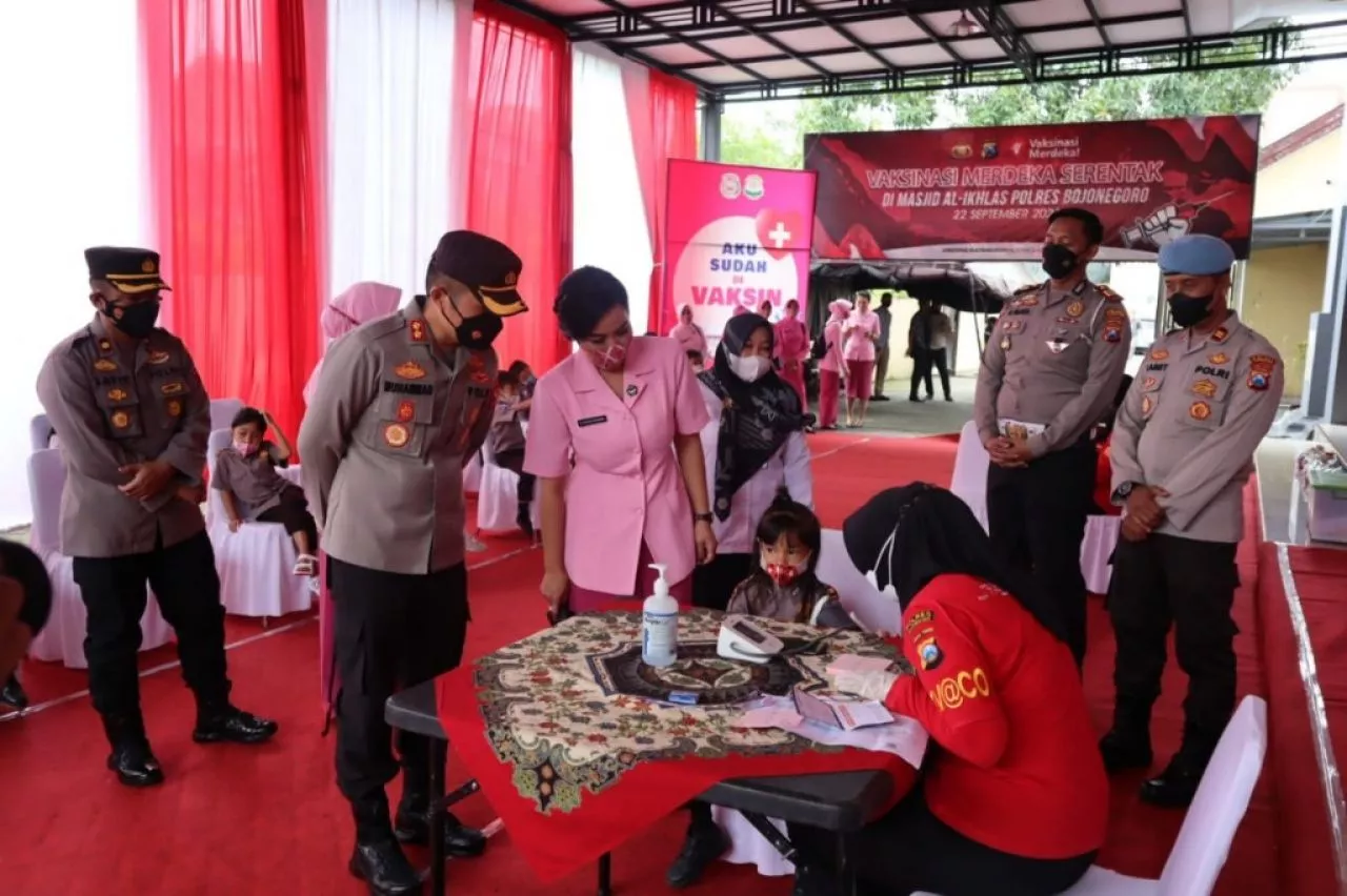 Kolaborasi Polres Bojonegoro dan Yayasan Kemala Bayangkari Gelar Vaksin An