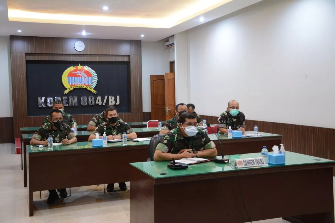 Danrem 084/BJ mengikuti apel Vicon oleh Pangdam V/Brawijaya.