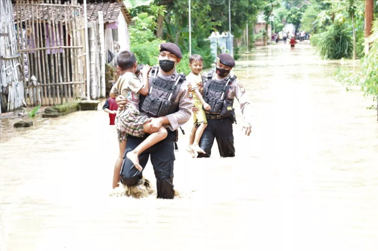 Banjir di Ngasinan Jetis, Polres Ponorogo Bantu Evakuasi Korban