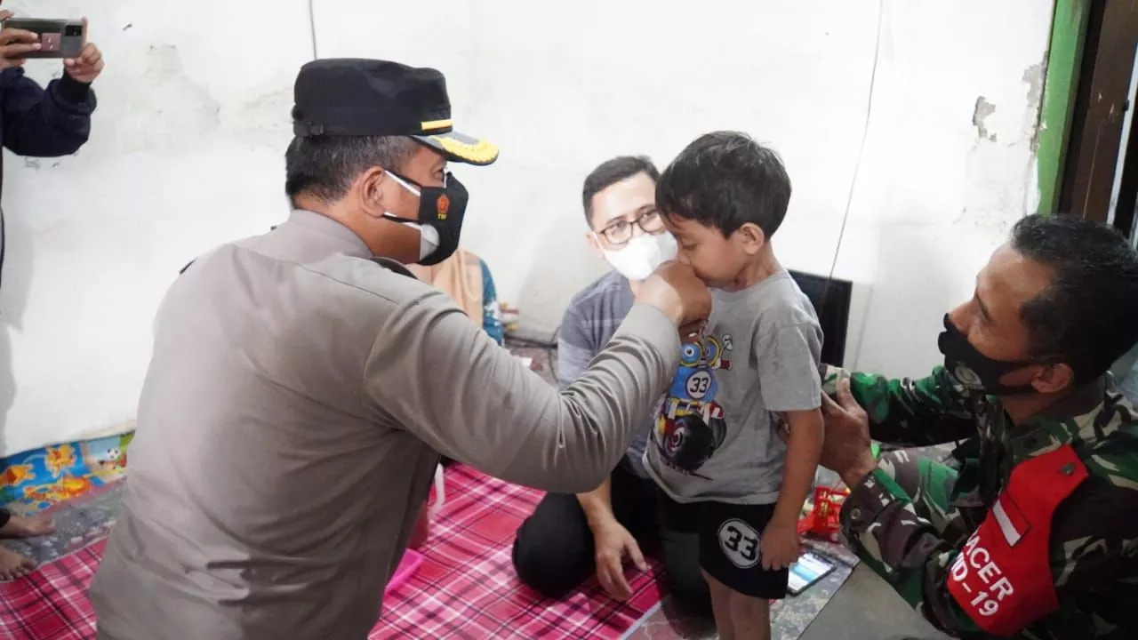 Kapolresta Sidoarjo Besuk Bocah Gastroschisis di Tanggulangin