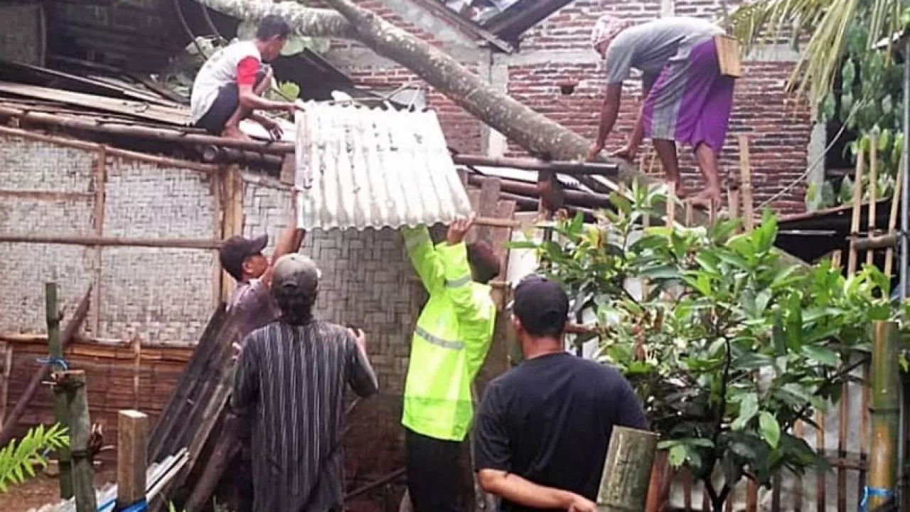 Jateng Waspada, Cilacap Diterjang Hujan dan Angin Kencang