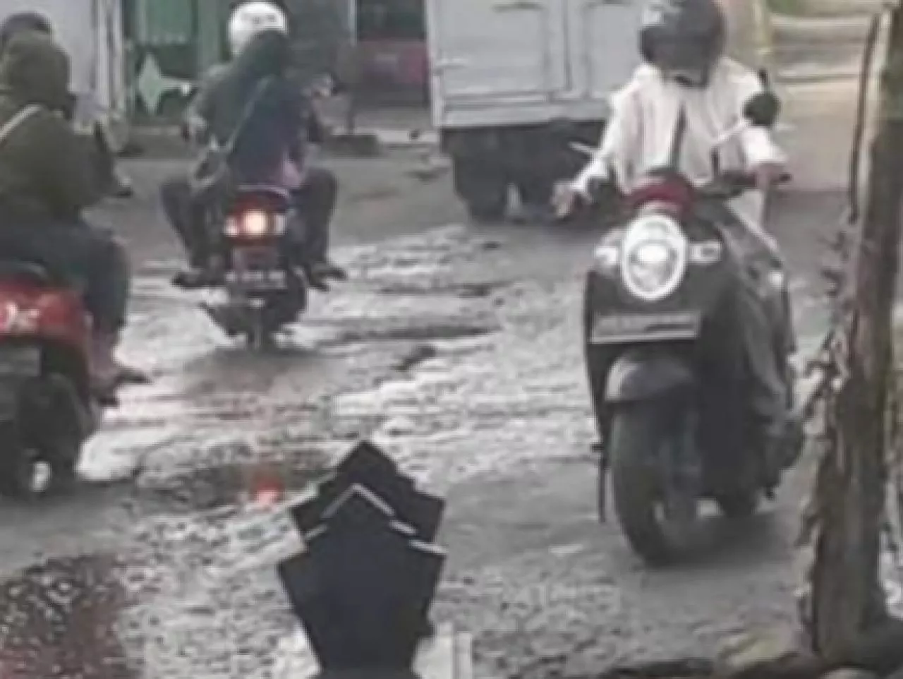 Perbaikan Jalan, jalur Wates ke Brongkos Hanya Ditambal Saja