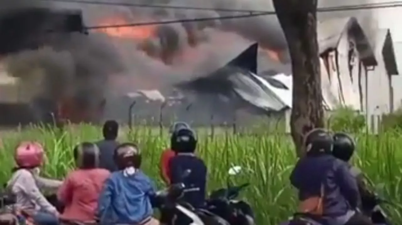 Pabrik PT Starindo Pati Terbakar, Kepulan Asap Terlihat Hingga Belasan KM
