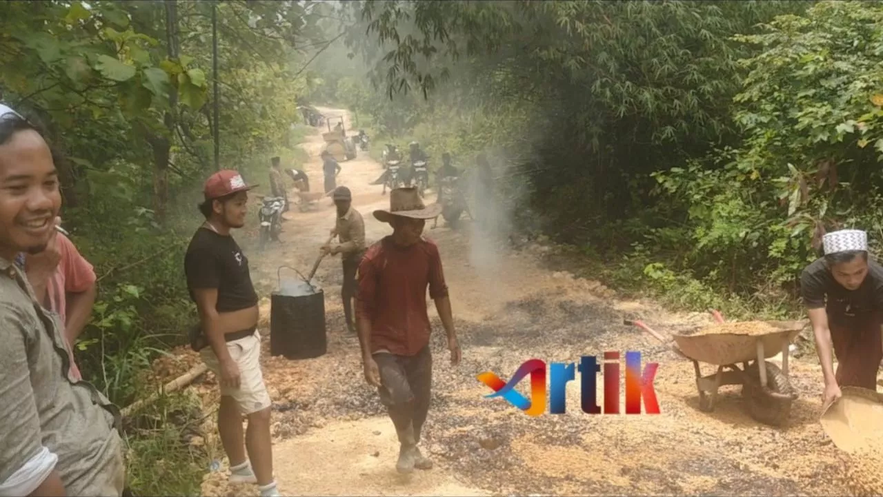 Warga Desa Larlar dan Tlagah Perbaiki Jalan Poros dengan Dana Swadaya