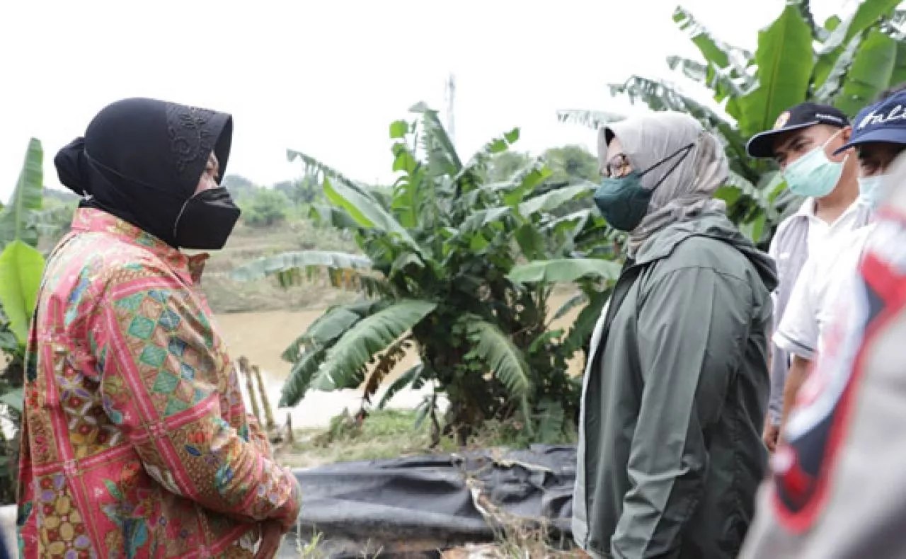 Kunjungi Korban Banjir Bogor, Risma Usul Tak Bangun Tanggul Permanen