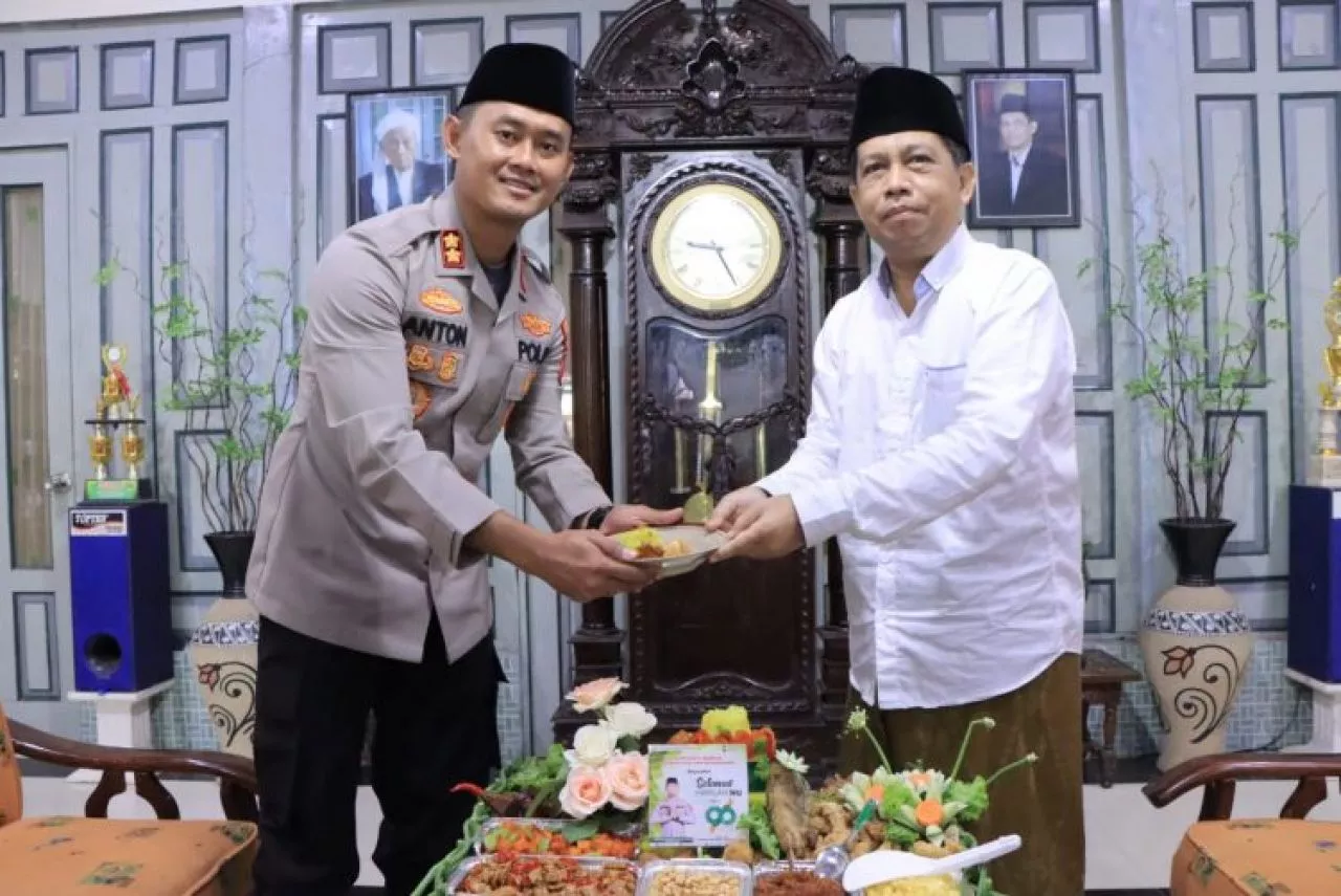 Harlah NU ke 96, Kapolres Madiun Kunjungi Kediaman Ketua PCNU