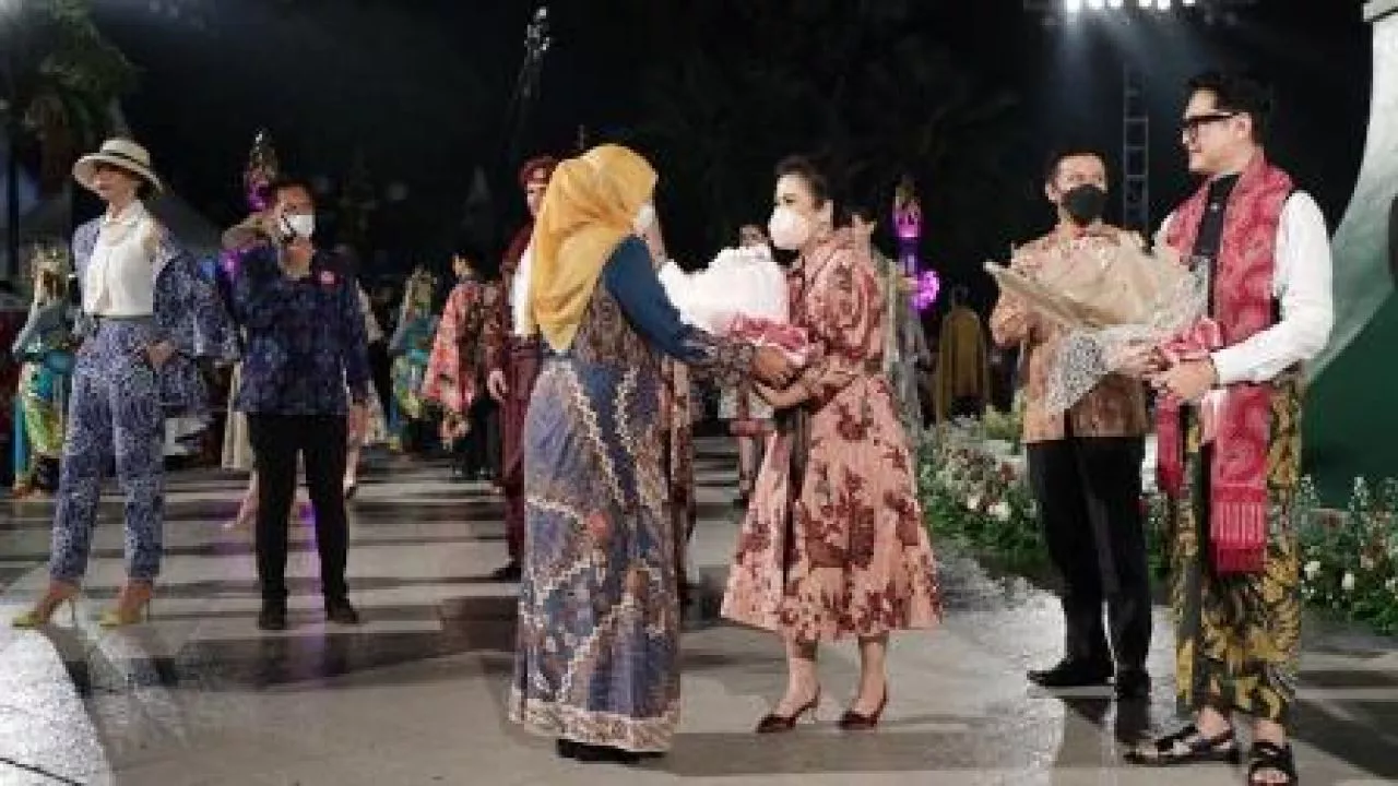 Canthing Jawi Wetan Go Global di Tugu Pahlawan, Perkenalkan Batik