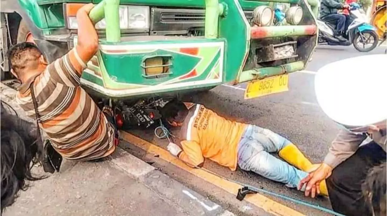 Laka di Bypass Mojokerto, Pemotor Tewas Terlindas Truk Kontainer
