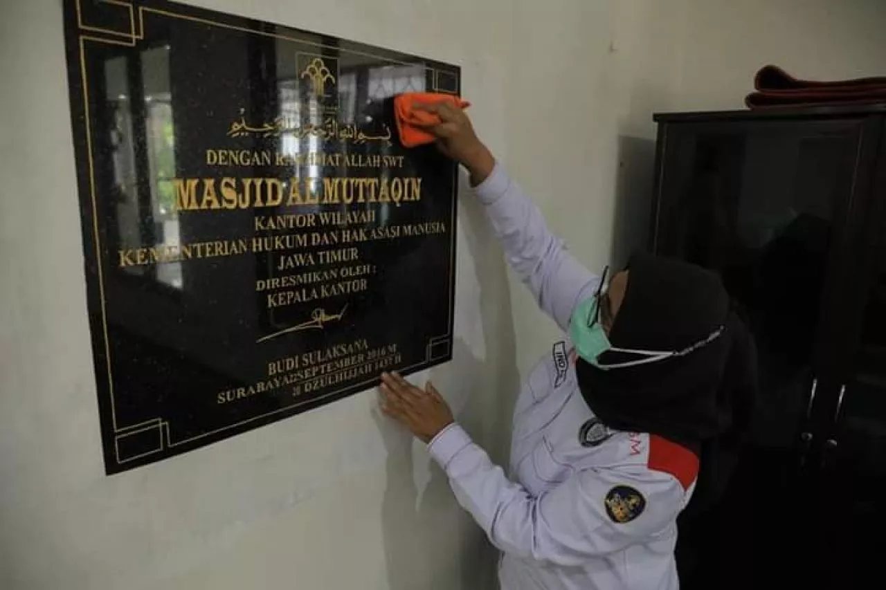 Jelang Ramadhan Jajaran Kemenkumham Jatim Bersih-Bersih Tempat Ibadah