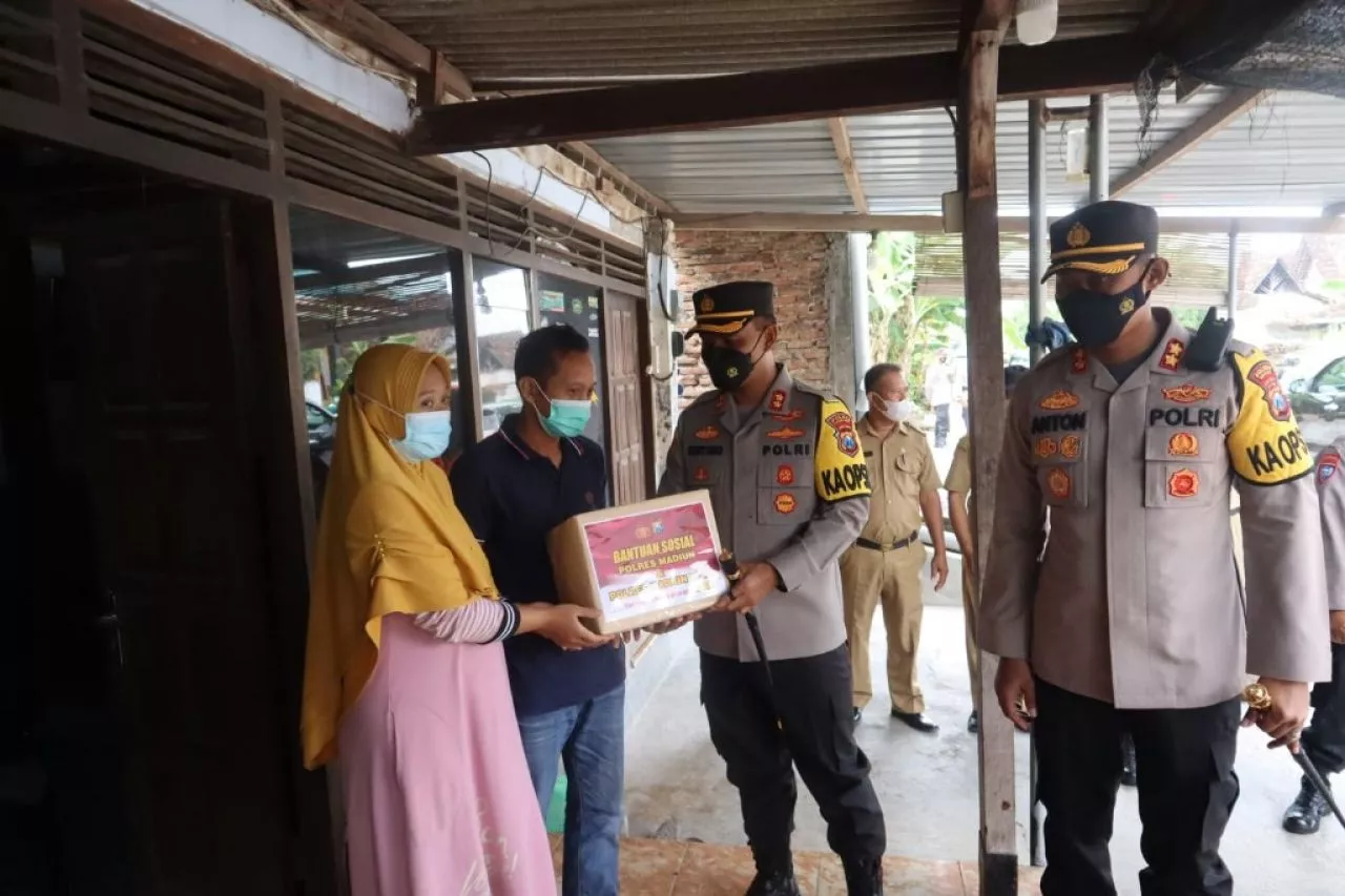 Kapolres Madiun Berikan Bantuan Balita Kelainan Jantung
