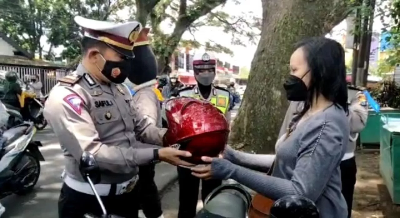 Operasi Keselamatan Semeru 2022, Bagi Bagi Helm Gratis