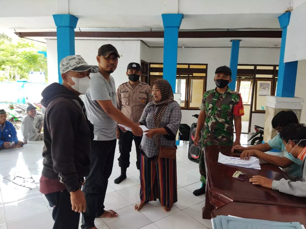 Penyaluran Bansos BPNT Desa Tamberu Barat Berjalan Sukses