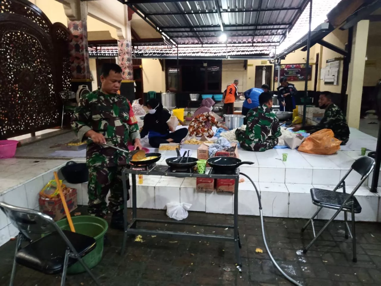 Personel Kodim 0826 Pamekasan Bantu Siapkan Makanan Untuk Korban Banjir.