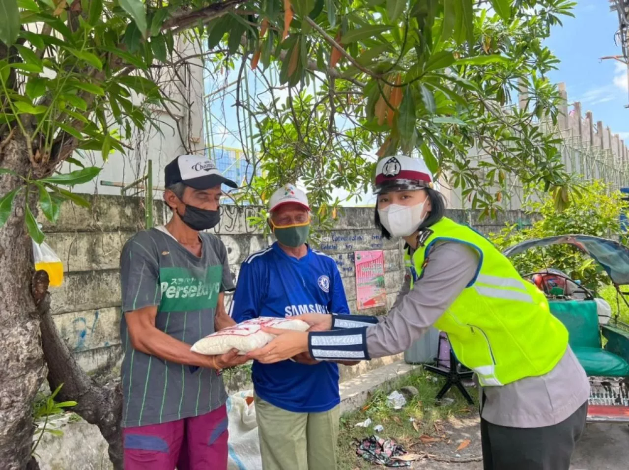 Polwan Polda Jatim Berikan Himbauan Prokes dan Berbagi Sembako
