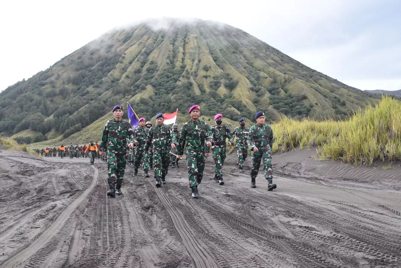 Dankodiklatal Letjen TNI Marinir Suhartono Lepas Limed Etape Bromo