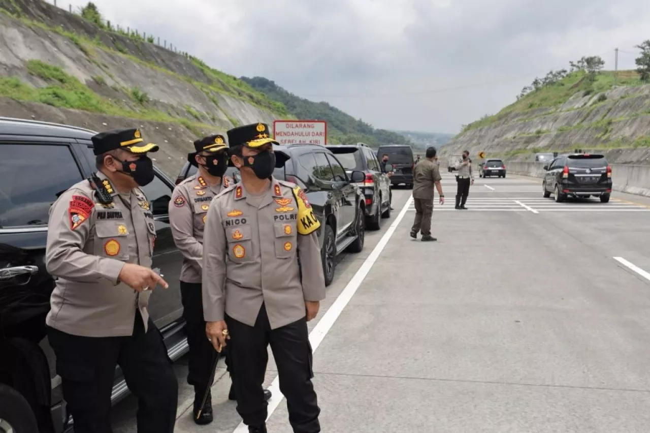 Kapolda Jatim Cek Lokasi Tanah Longsor Tol Pandaan-Malang