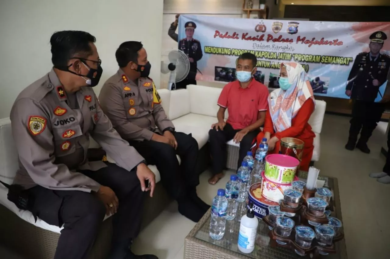 Bentuk Peduli Pada Anggota, Kapolres Mojokerto Besuk Anggotanya yang Sakit