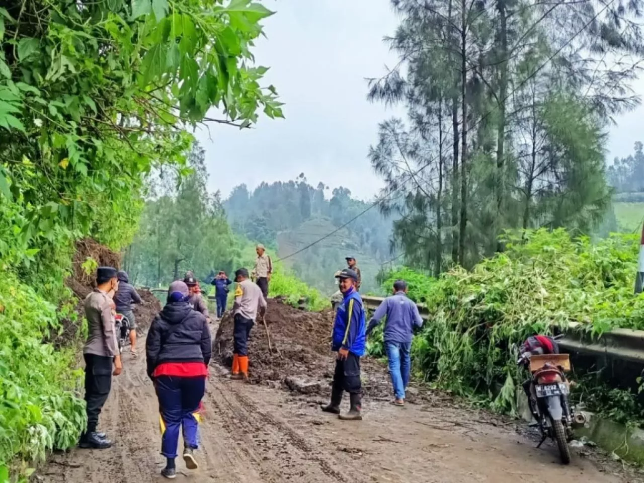 Longsor Jalur Wisata Bromo, Polres Probolinggo Bantu Evakuasi