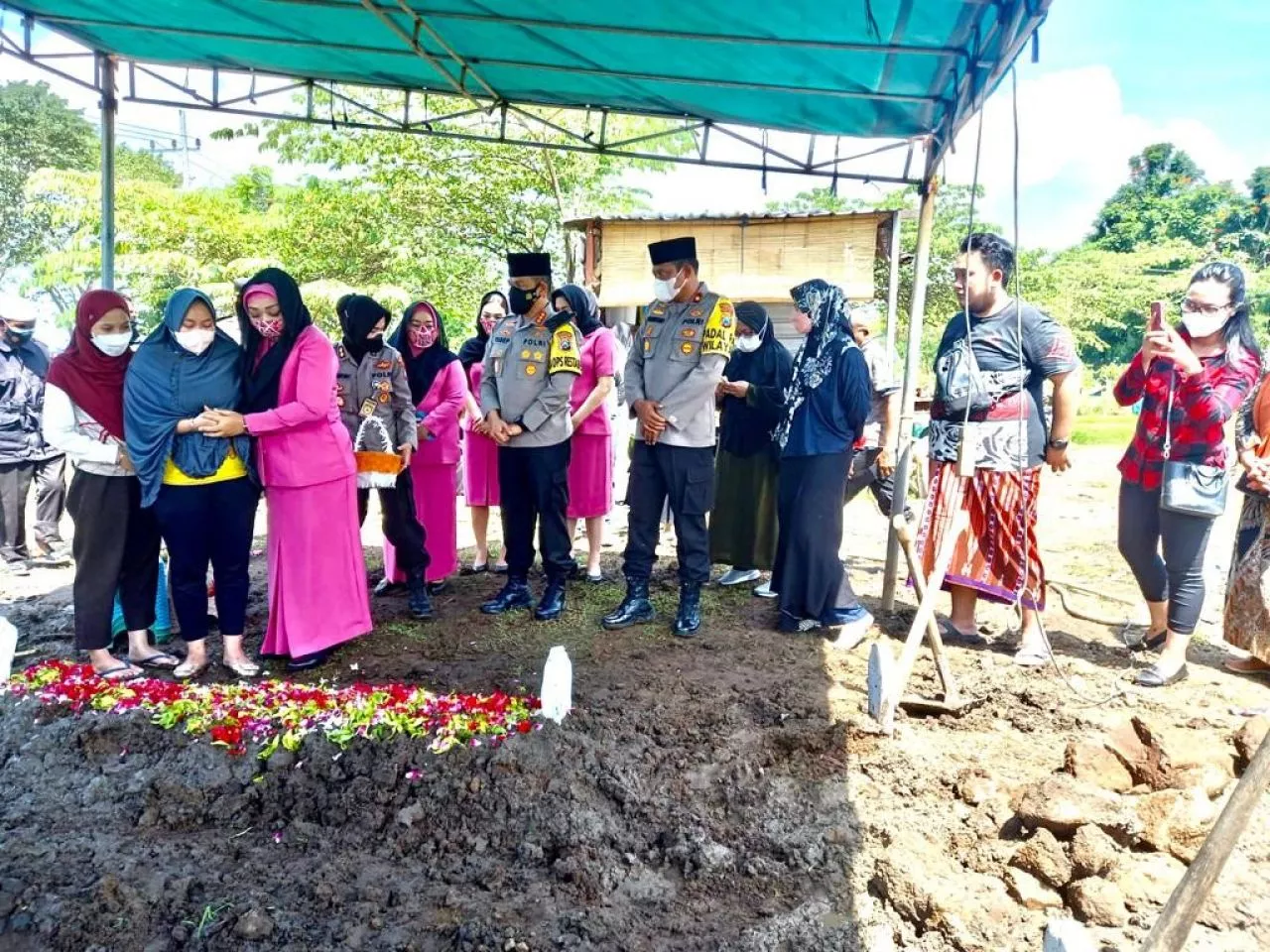 Kapolrestabes Surabaya Bersama Bhayangkari Ta'ziah Almarhum Moediharto