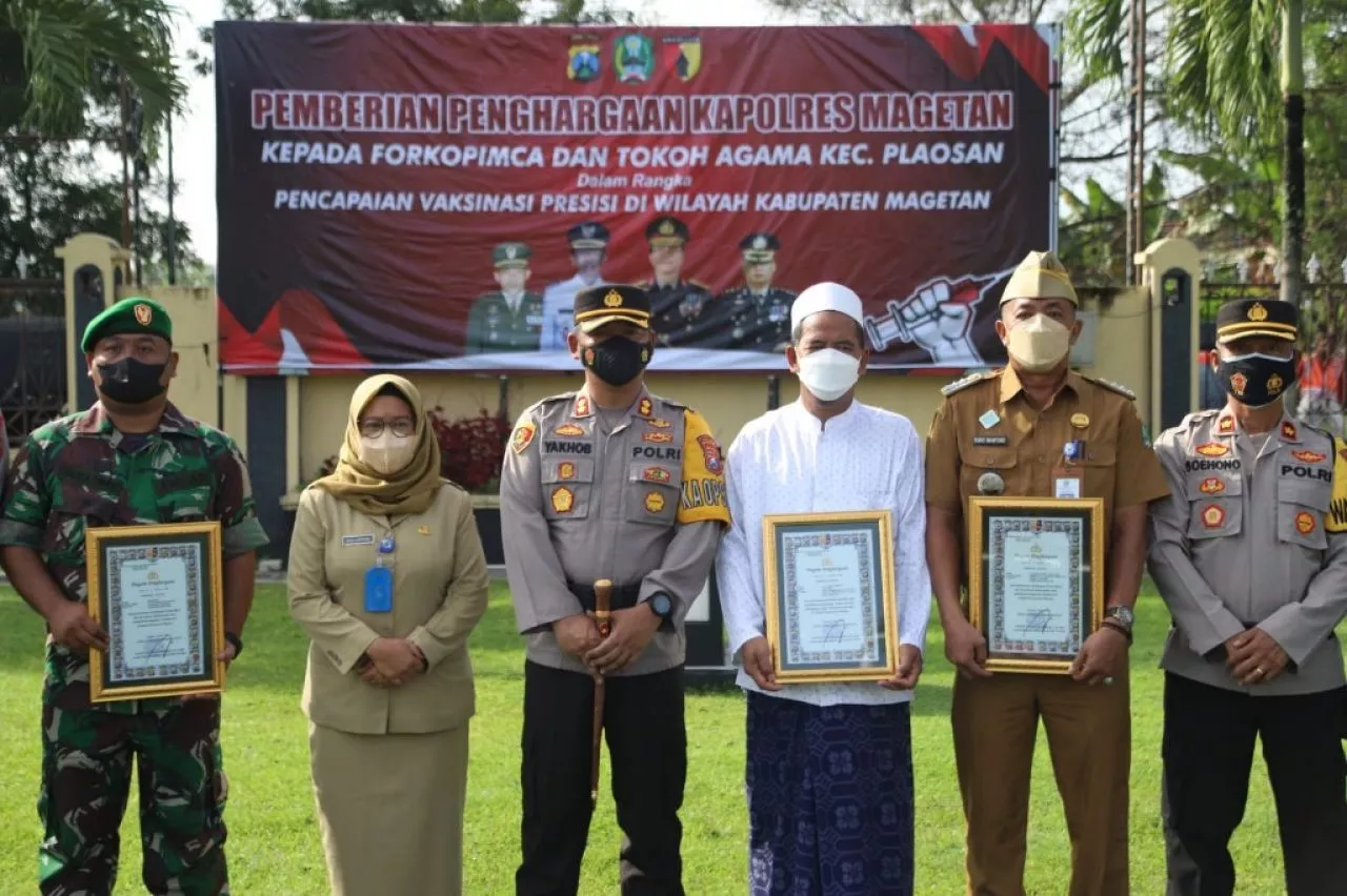 Kapolres Magetan Berikan Penghargaan Forkopimcam Plaosan dan Tokoh Agama