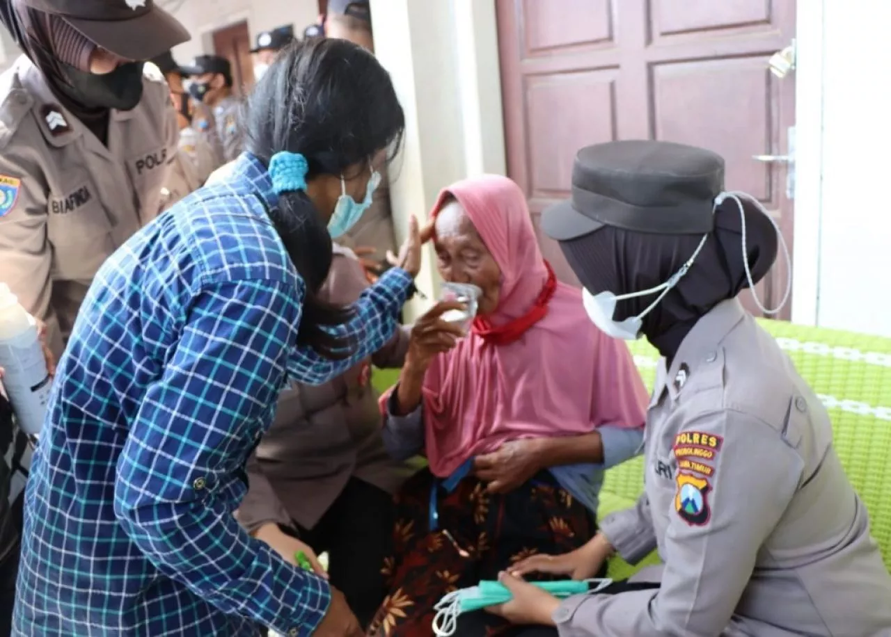 Aksi Sigap Polwan Polres Probolinggo, Bantu Lansia Saat Ikut Aksi