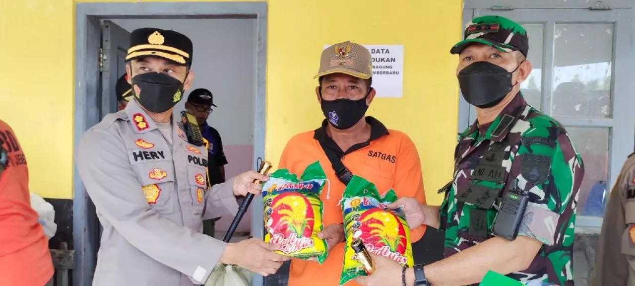 Dandim dan Kapolres Jember Gelar Bhaksos di Lokasi Banjir