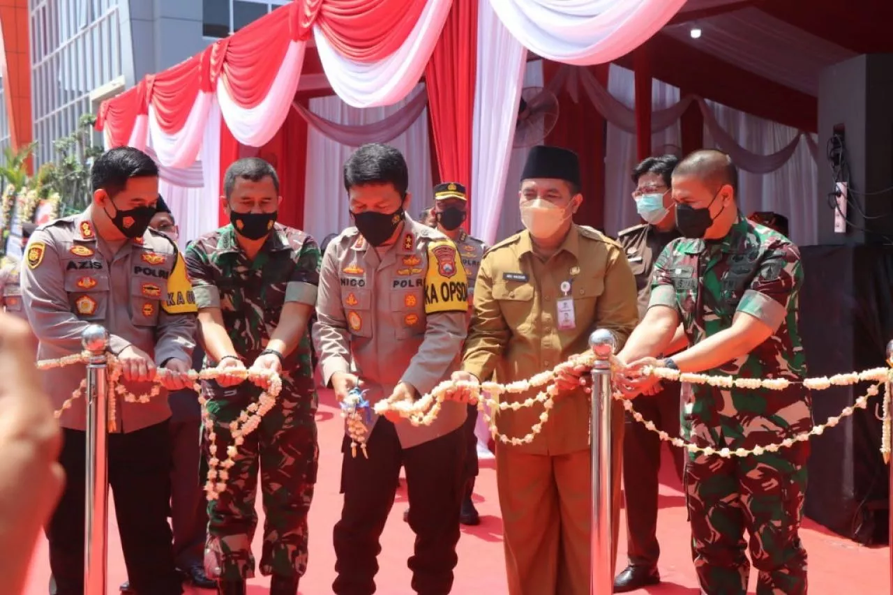 Kapolda Jatim Tanda Tangani Prasasti di Polres Gresik