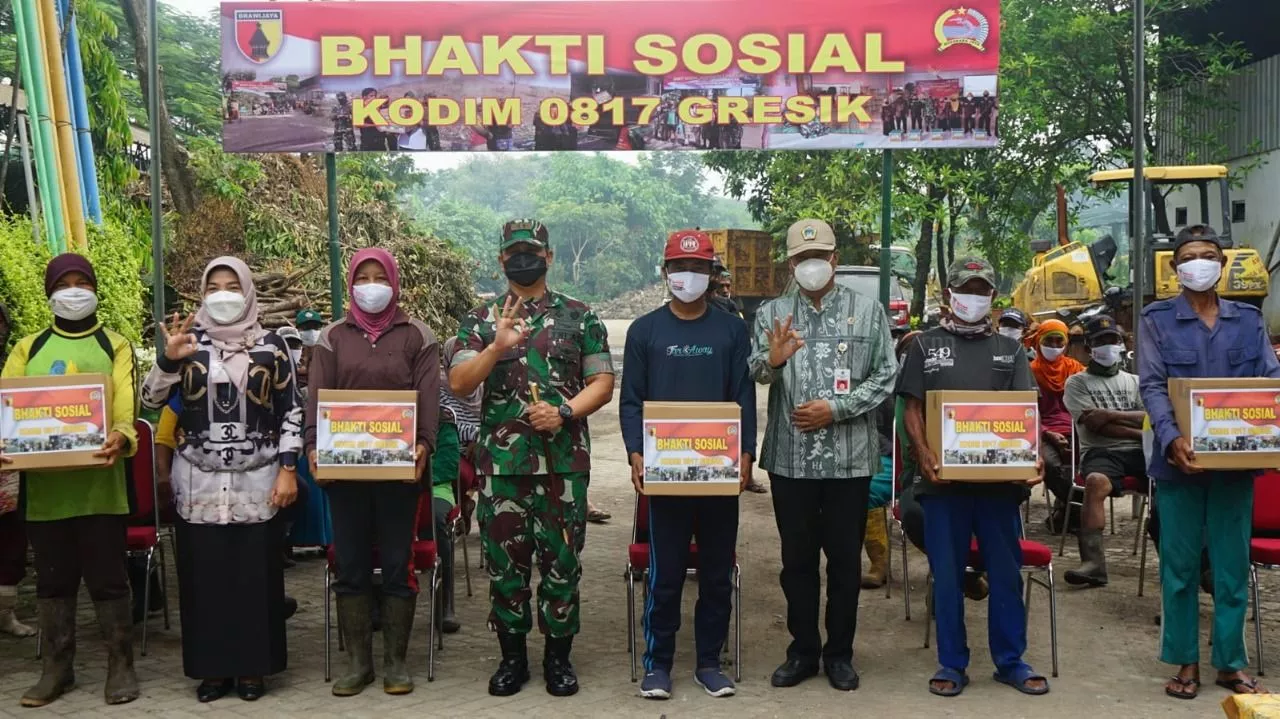 Membantu Kesulitan Rakyat Kodim 0817 Gresik Bagikan Sembako Kepada Puluhan Pemulung di TPA Ngipik