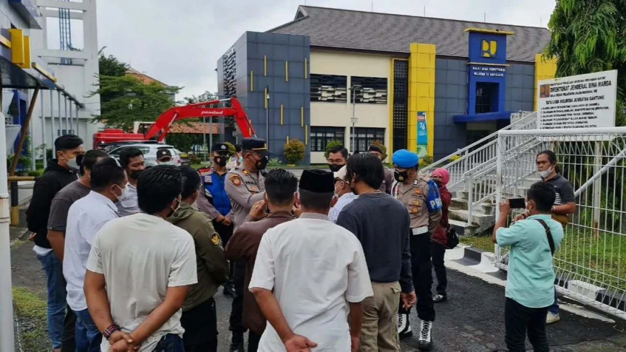 Diduga Ada Main dangan PT.Amin Jaya Karya Abadi, BP2JK Jatim Didemo Projo