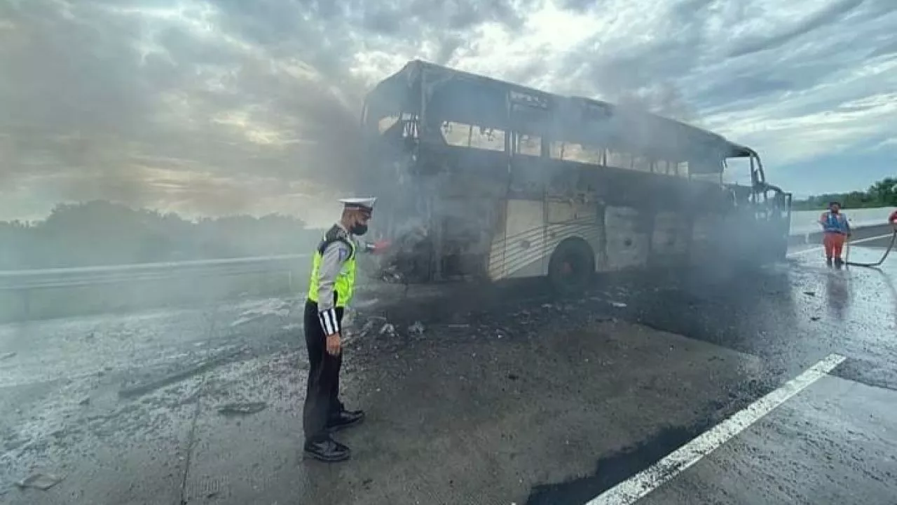 Hati-hati di Jalan! Bus Hino Terbakar di Tol Pandaan-Malang