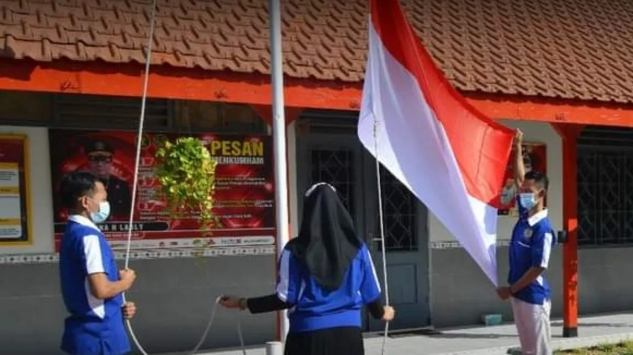 Tanam Nasionalisme LP Kelas IIB Tuban Ajak Warga Binaan Upacara Bendera