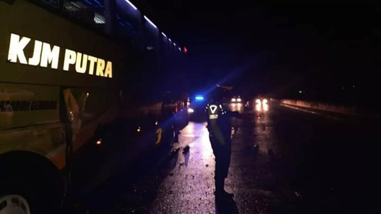 Laka Bus dan Truck di Tol Mojokerto-Jombang, Satu Korban Tewas