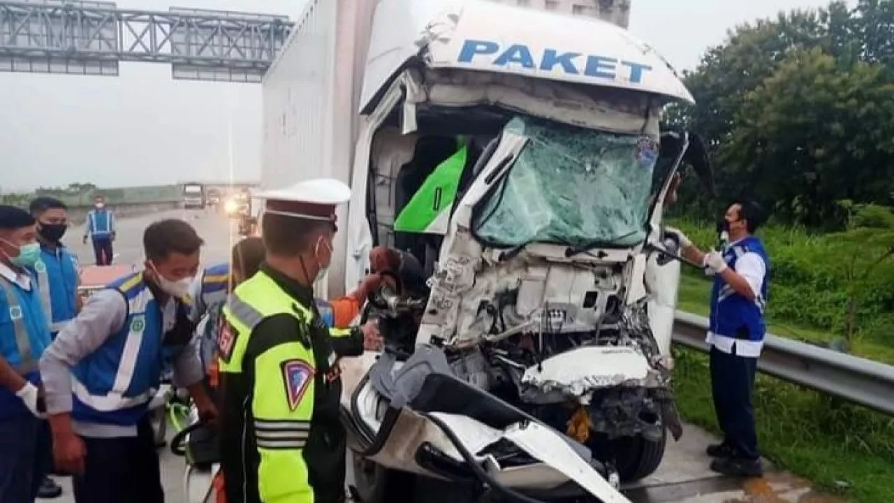 Akibat Mengantuk Truk Box Arah Jakarta Sundul Belakang di Tol Caruban