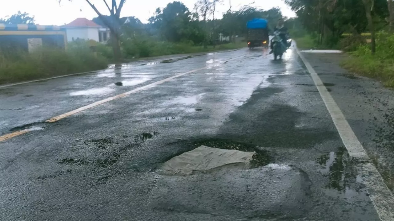 Baru Selesai Dikerjakan, Proyek Jalan Sampang Sudah Rusak Parah