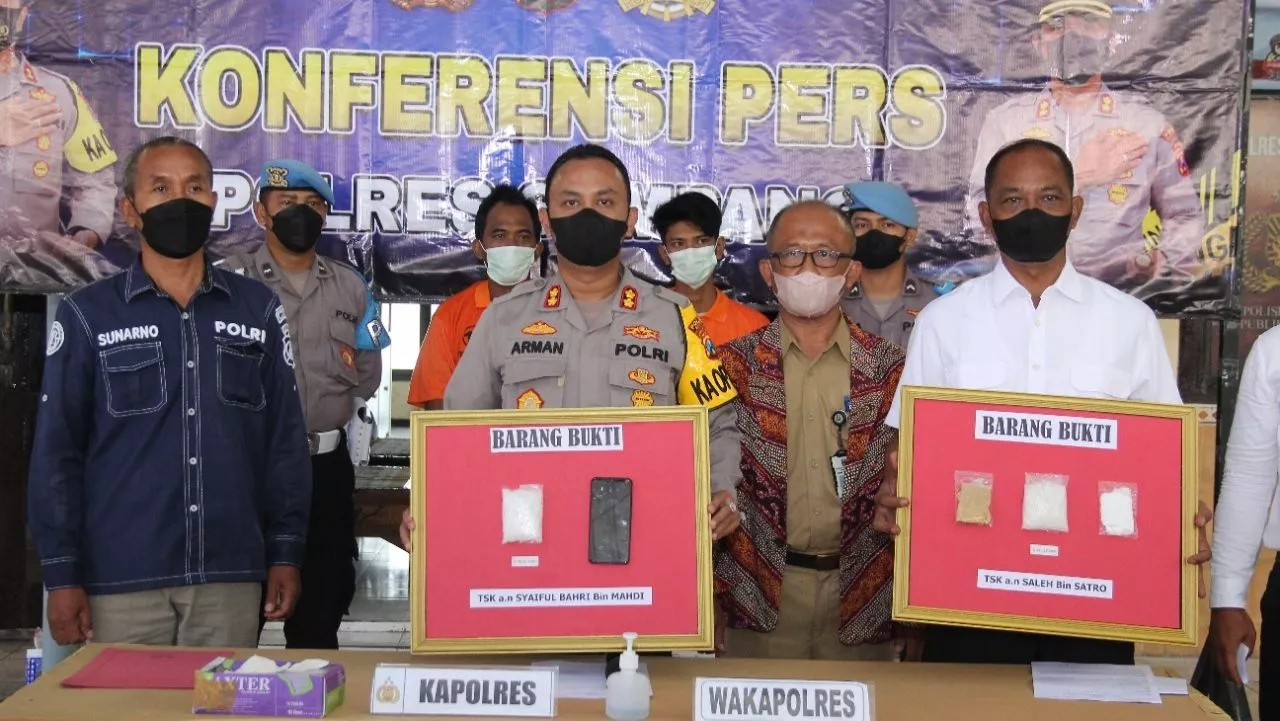 Kedapatan Edar Narkoba, Dua Pemuda Diringkus Polres Sampang
