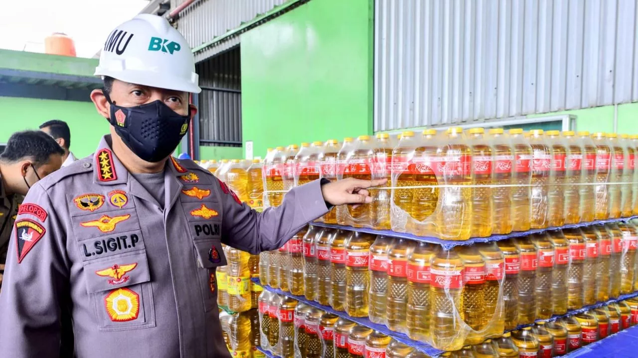 Kapolri Pastikan Awasi Alur Distribusi dan Harga Minyak Goreng di Pasar