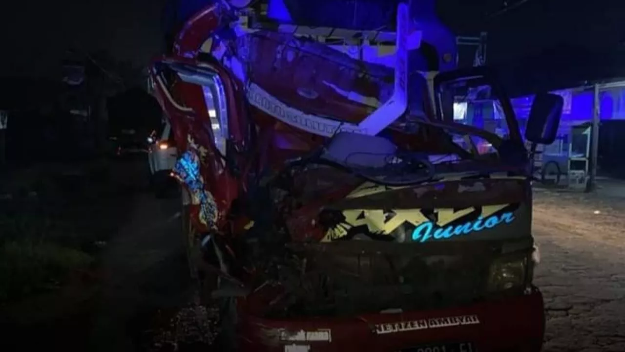Sopir Mengantuk, Dua Truk Tabrakan di Jalan Umum Tumpang Talun Blitar
